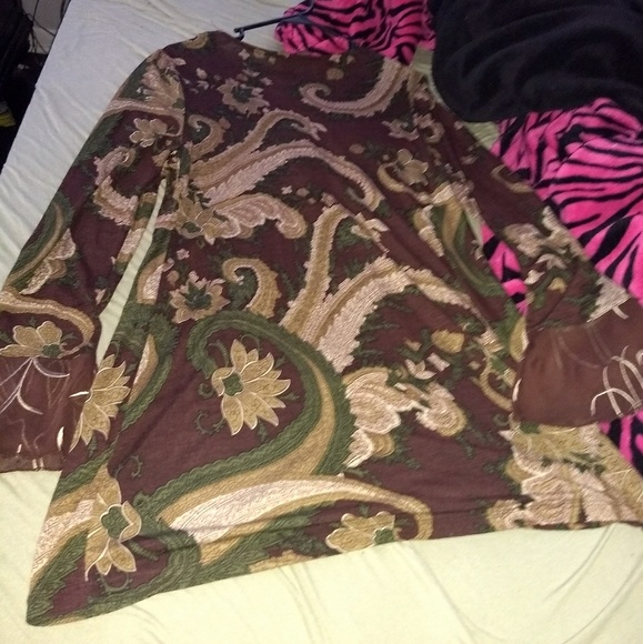 Large V-Neck Flowy Top w/ Cute Sleeves! - Picture 8 of 8